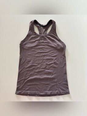Nike Women's Training Dri-FIT ADV Aura Slim-Fit Tank DD0585-202 S

Kind of a gre